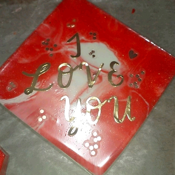 Handcrafted coaster w/family in red - Picture 5 of 6